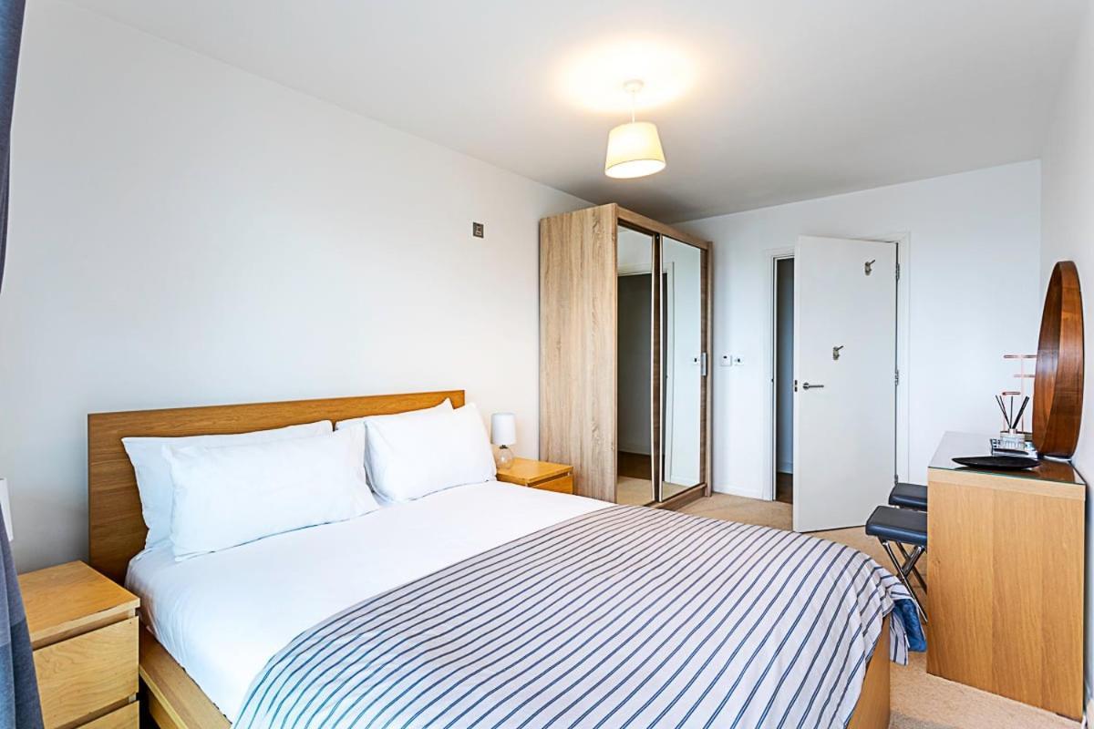 Trendy Queen'S Park Apartment With Views Across Londres Exterior foto