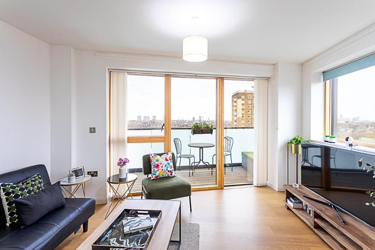 Trendy Queen'S Park Apartment With Views Across Londres Exterior foto