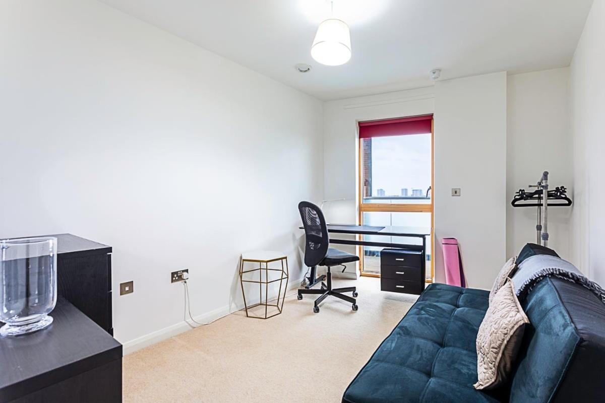 Trendy Queen'S Park Apartment With Views Across Londres Exterior foto