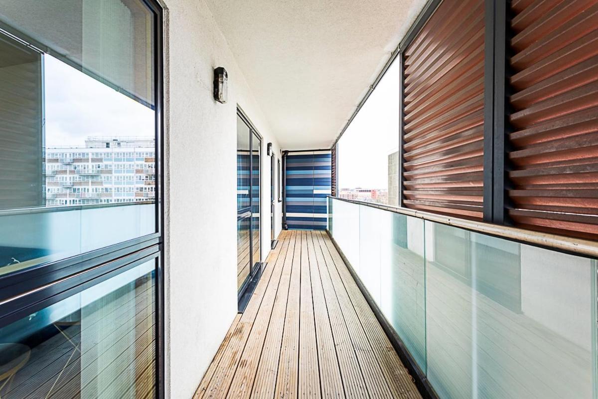 Trendy Queen'S Park Apartment With Views Across Londres Exterior foto