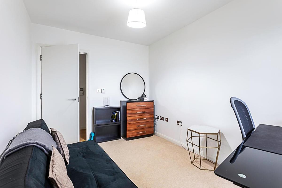 Trendy Queen'S Park Apartment With Views Across Londres Exterior foto