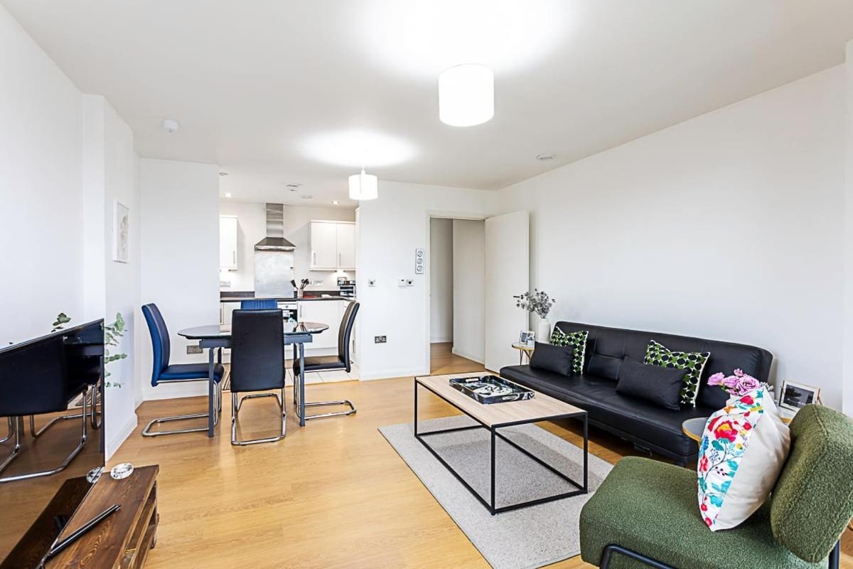 Trendy Queen'S Park Apartment With Views Across Londres Exterior foto