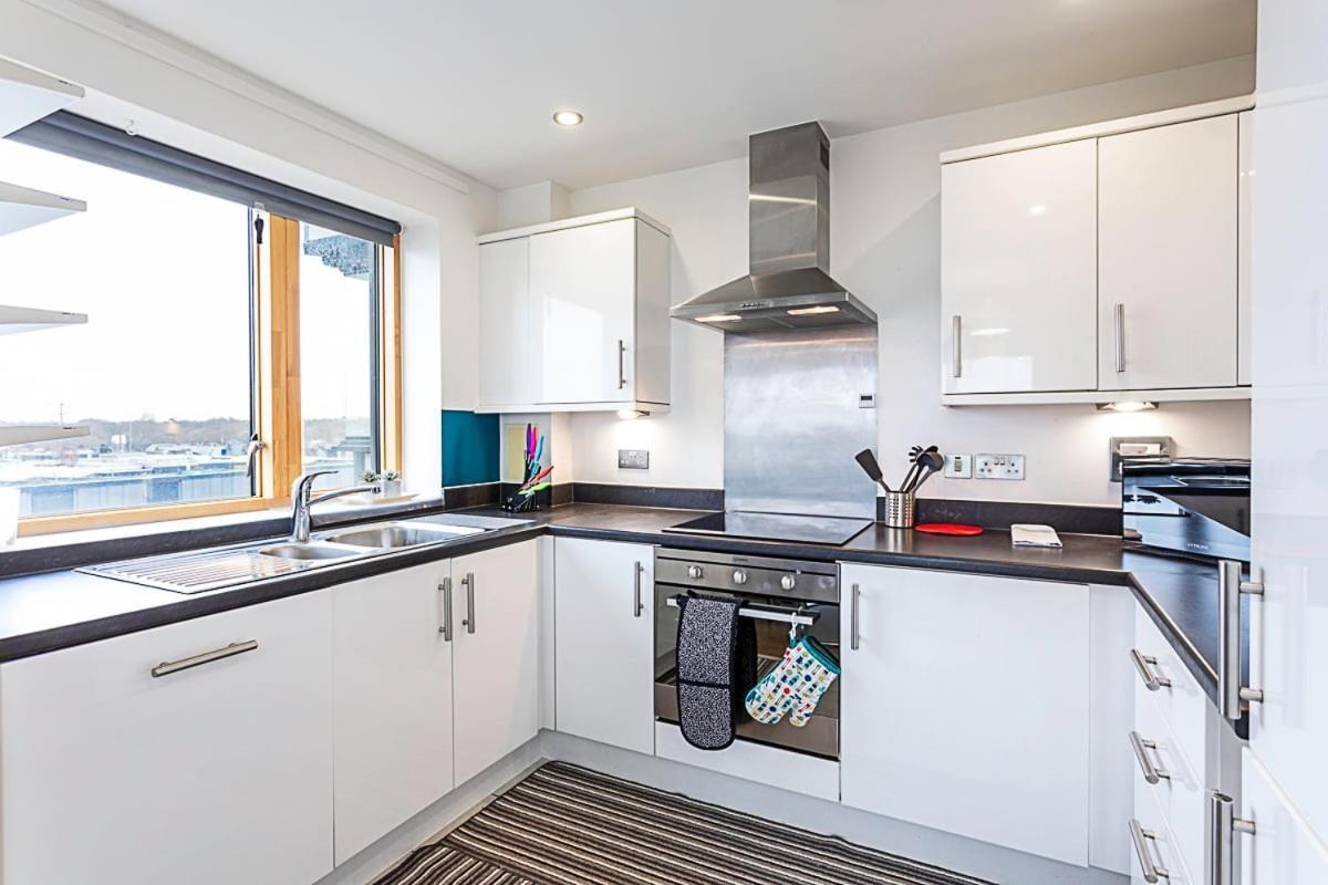 Trendy Queen'S Park Apartment With Views Across Londres Exterior foto