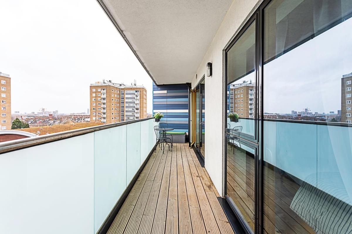 Trendy Queen'S Park Apartment With Views Across Londres Exterior foto